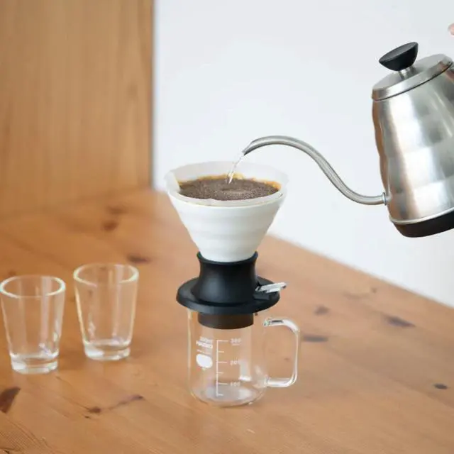Alt view image 2 of 4 - Hario V60 Ceramic Immersion Dripper "Switch", 200ml White