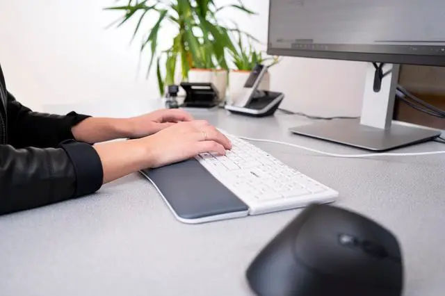 Alt view image 5 of 6 - CHERRY KC 4500 Ergo, Ergonomic Keyboard, German Layout (QWERTZ), Wired, Wrist Rest with Memory Foam, Curved Keypad, White/Grey