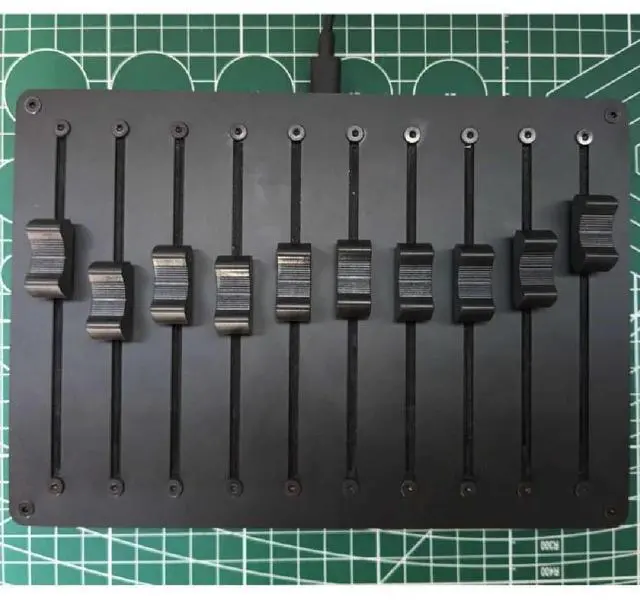 Main image of Customizable USB interface music hosting software with MIDI controller