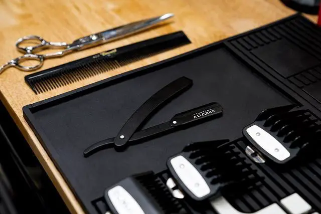 Alt view image 5 of 7 - Professional Straight Razor - Minimal Exposure Straight Razor Kit with 10 Gravity Premium Blades, .5mm Exposed (Nightcrawler)