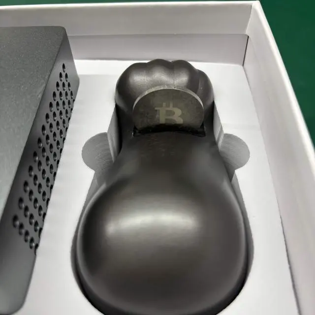 Alt view image 2 of 4 - Lucky cat Maxipaw Solo Miner Bitcoin Display