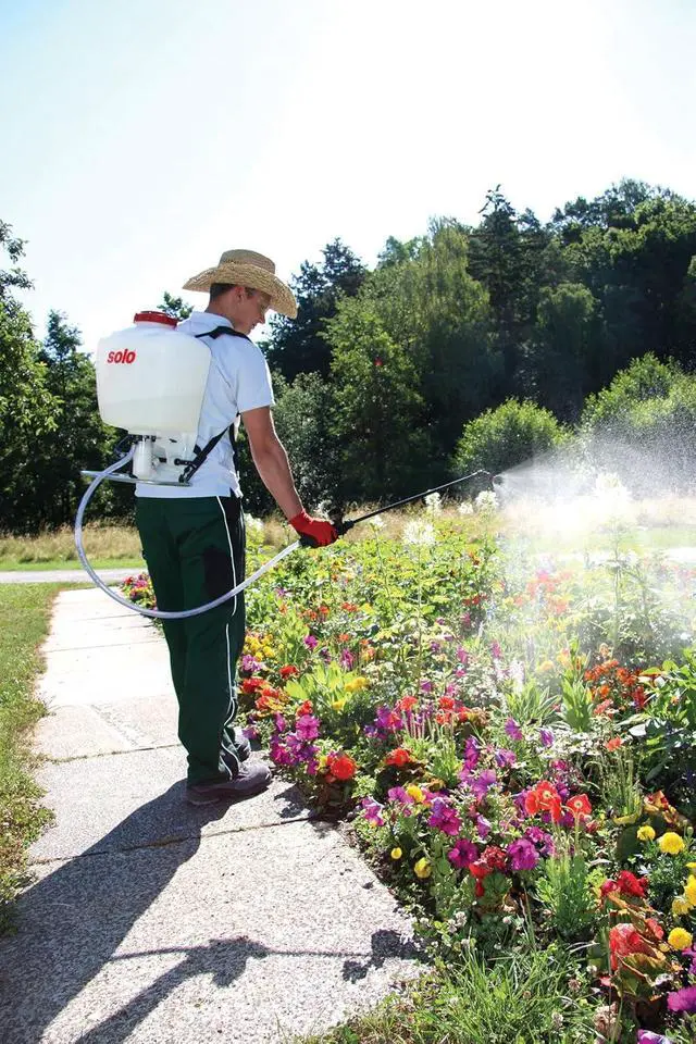 Alt view image 7 of 7 - SOLO 425 4-Gallon Piston Backpack Sprayer, Wide Pressure Range up to 90 psi