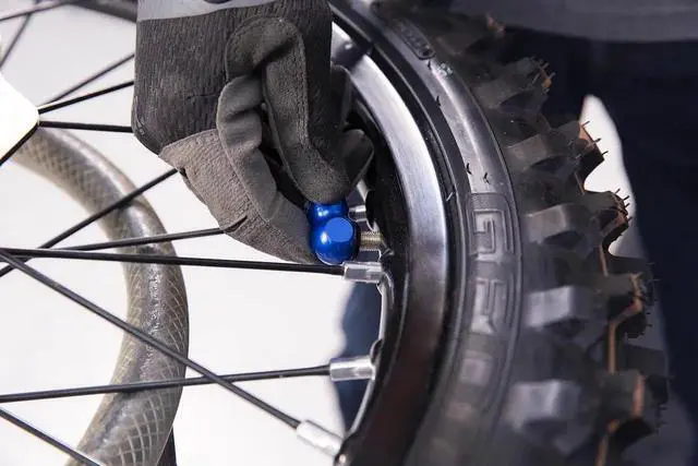 Alt view image 2 of 6 - Digital Tire Pressure Gauge 0-60 Psi