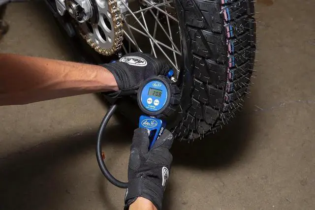 Alt view image 5 of 6 - Digital Tire Pressure Gauge 0-60 Psi