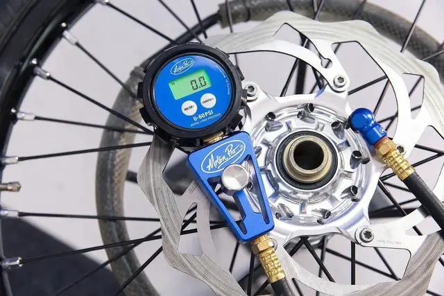 Alt view image 6 of 6 - Digital Tire Pressure Gauge 0-60 Psi