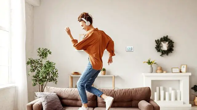 Alt view image 6 of 7 - RTH7560E 7-Day Flexible Programmable Thermostat-Extra-Large Backlit Display, White