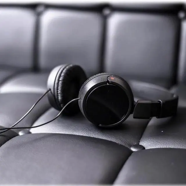 Alt view image 3 of 5 - On-Ear Wired Over-Ear Headphones with Mic, Neodymium Driver, 24 Impedance - 3.5mm Plug, Black, 1-Piece for Daily, Commute & Media Use.