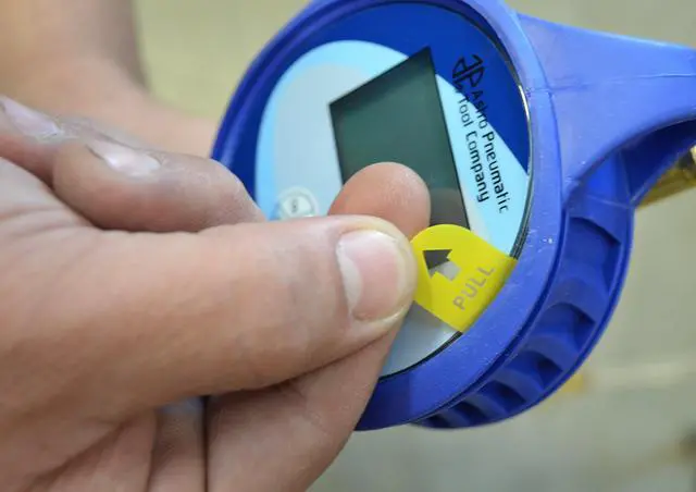 Alt view image 3 of 5 - Astro Pneumatic Tool 3018 3.5" Digital Tire Inflator with Hose