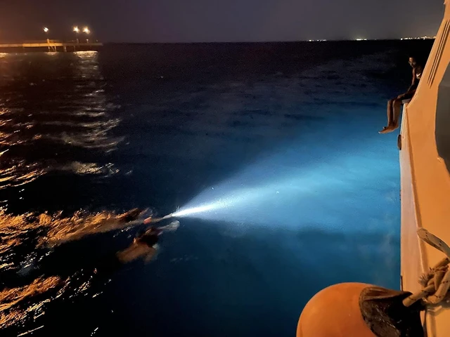 Alt view image 7 of 7 - DL30 Rechargeable Dive Light, 3600 Lumens Scuba Diving Light