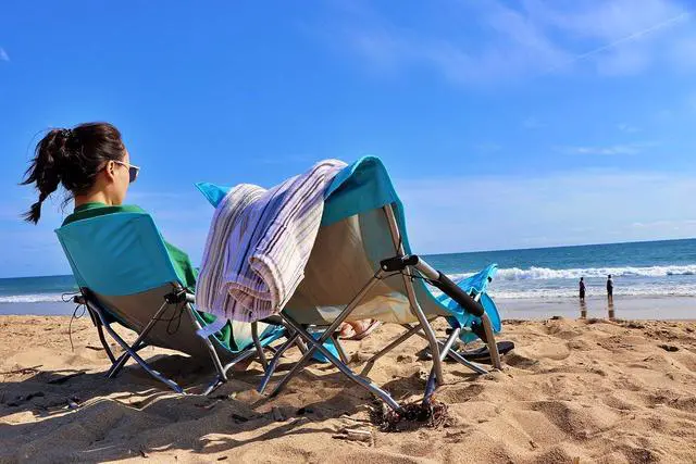 Alt view image 5 of 7 - 2 Pack Blue Beach Chair + 1 Pack Folding Table with Cooler