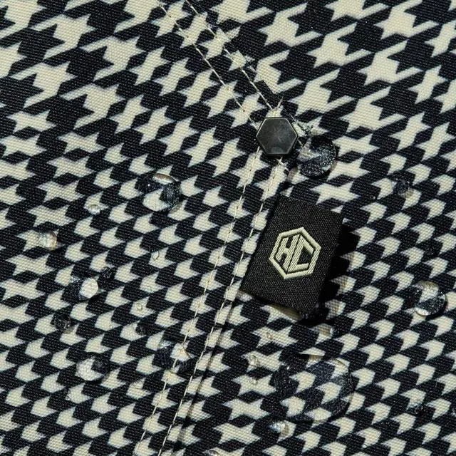 Alt view image 4 of 6 - HexClad Eco Modern Chef Apron for Cooking and Grilling, Professional HexTwill Fabric Aprons with Pockets