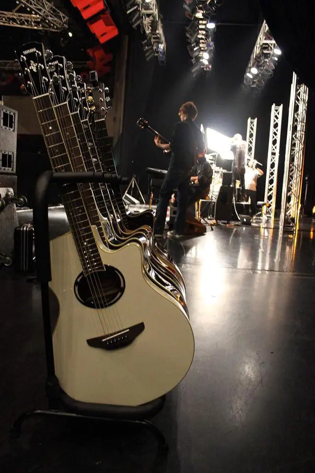 Alt view image 2 of 3 - Yamaha APX600 VW Thin Body Acoustic-Electric Guitar, Vintage White