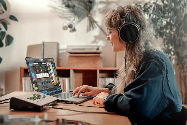 Alt view image 2 of 5 - Universal Audio Apollo x4 Gen 2 with UAD Analog Classics Pro Thunderbolt 3 Audio Interface | 12x18 I and O, 4 Unison Preamps, Quad Core Dsp, Apollo X GEN2 Converters 24-Bit/192khz, TB3