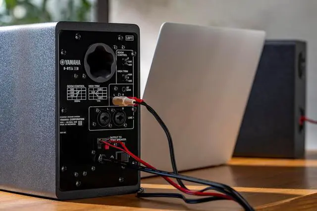 Alt view image 7 of 7 - Yamaha HS3 Powered Studio Monitor in Black, Pair (HS3 B)