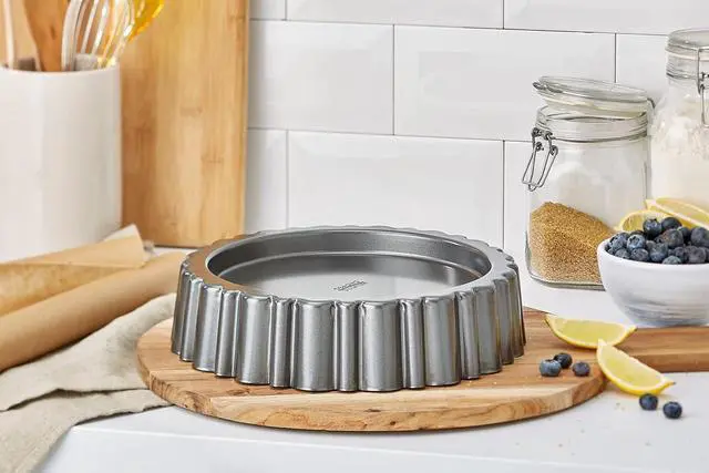 Alt view image 7 of 7 - Chicago Metallic Professional Non-Stick Mary Ann Cake Pan/Sponge Flan Tin, 27 cm (10.5")