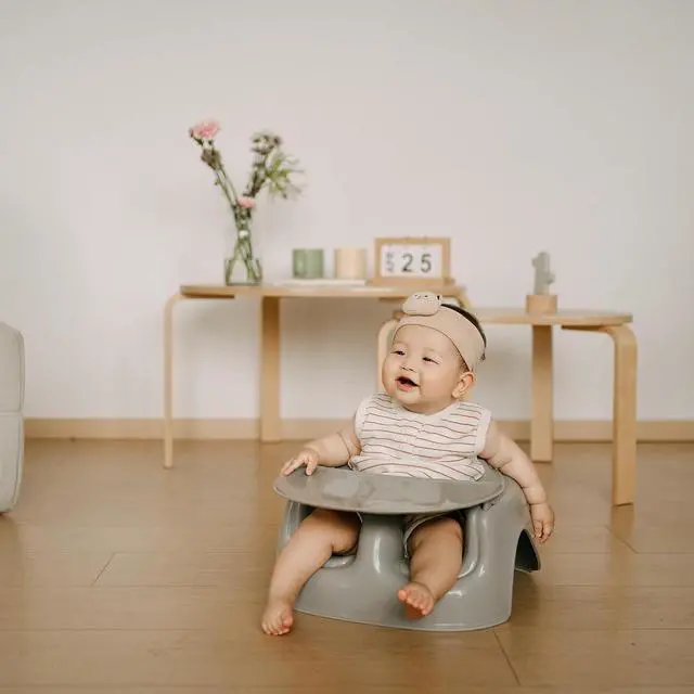 Alt view image 7 of 7 - Bumbo Plastic Floor Seat Lite & Tray Combo for Babies 3 to 12 Months, Breige - Lightweight Portable Baby Chair with Large Legroom and 3-Point Harness for Feeding and Play