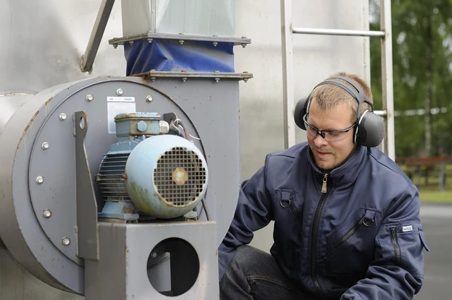 Alt view image 2 of 2 - 3M, X5A, Peltor X5 Earmuffs X5A/37274(AAD), Over-the-Head