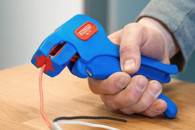 Alt view image 3 of 5 - WEICON No.7-F - Wire Stripper for Flat Cable/Stripping and Stripping from 0.75-4.0 mm² (18-11 AWG) / Wire Stripper with Side Cutter up to 3.0 mm Ø