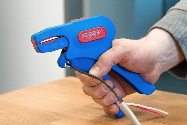 Alt view image 4 of 5 - WEICON No.7-F - Wire Stripper for Flat Cable/Stripping and Stripping from 0.75-4.0 mm² (18-11 AWG) / Wire Stripper with Side Cutter up to 3.0 mm Ø