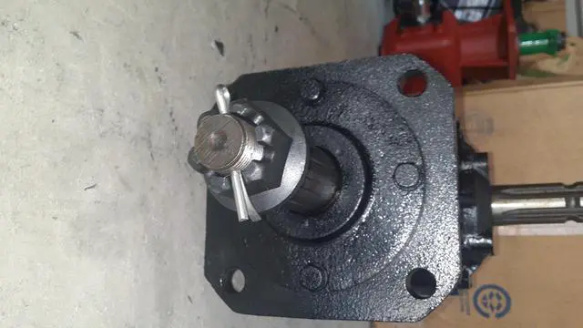 Alt view image 3 of 4 - 40hp Gearbox with 1-3/8" X 6 Spline Input Shaft and 1.57" X 12 Spline Output Shaft