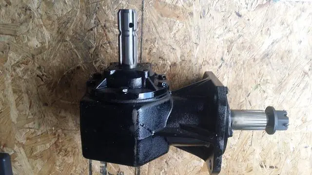 Alt view image 4 of 4 - 40hp Gearbox with 1-3/8" X 6 Spline Input Shaft and 1.57" X 12 Spline Output Shaft