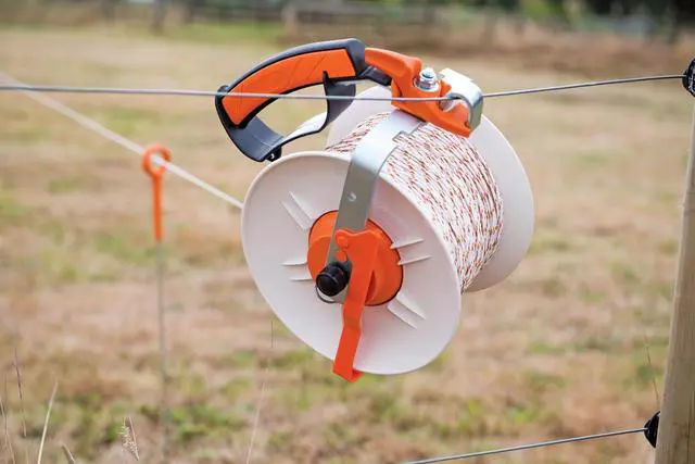 Alt view image 3 of 4 - Gallagher Electric Fence Reel | Durable 3:1 Geared Fencing Reel for Polywire, Polyrope & Fence Tape | Fast Winding, Heavy-Duty Gearbox, Shatter-Resistant Lock