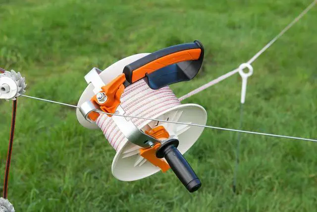 Alt view image 2 of 4 - Gallagher Electric Fence Reel | Durable 3:1 Geared Fencing Reel for Polywire, Polyrope & Fence Tape | Fast Winding, Heavy-Duty Gearbox, Shatter-Resistant Lock