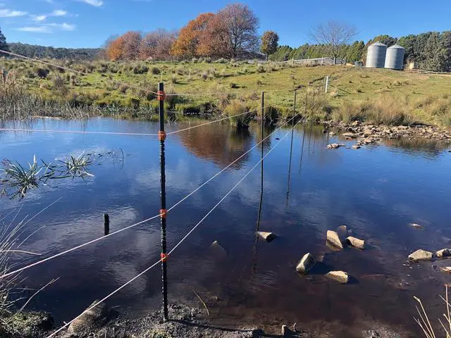 Alt view image 6 of 7 - Gallagher 47" Insulated Line Posts for Permanent or Temporary Electric Fencing | Composite Electric Fence Posts with Fiberglass Core