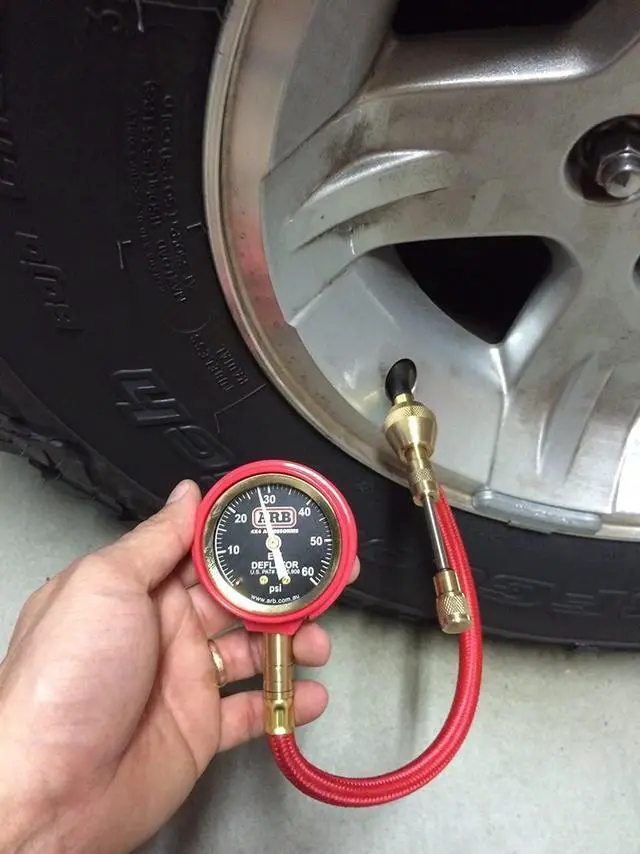 Alt view image 7 of 7 - ARB ARB505 Deflator Kit 10-60 PSI Tire Pressure Gauge Rapid Air Down Offroad Kit With Recovery Gear Pouch (PSI)