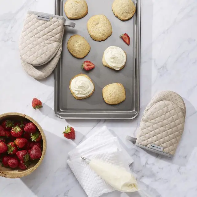 Alt view image 2 of 6 - Asteroid Mini Oven Mitt Set, 5.5"x8", Milkshake Tan, 2 Piece