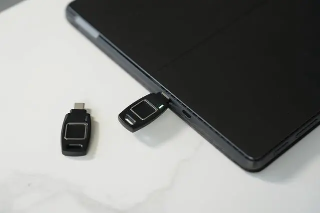 Alt view image 2 of 6 - Passkey Windows Hello FIDO2 U2F Fingerprint Security Key USB-C Type TrustKey B220H
