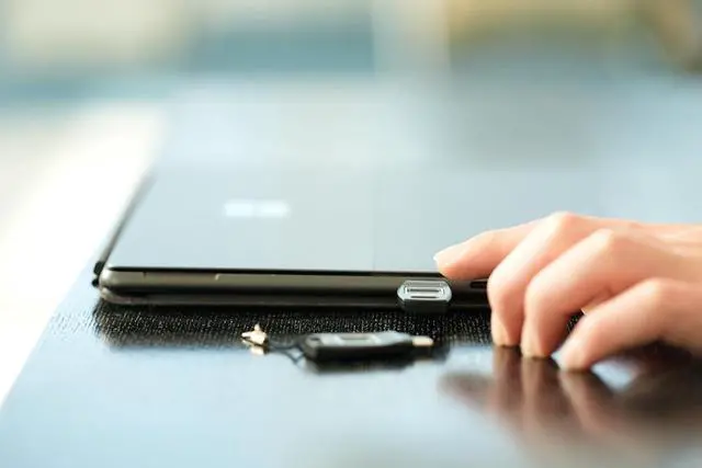 Alt view image 3 of 6 - Passkey Windows Hello FIDO2 U2F Fingerprint Security Key USB-C Type TrustKey B220H