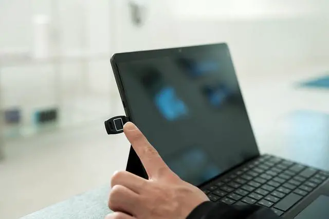 Alt view image 4 of 6 - Passkey Windows Hello FIDO2 U2F Fingerprint Security Key USB-C Type TrustKey B220H