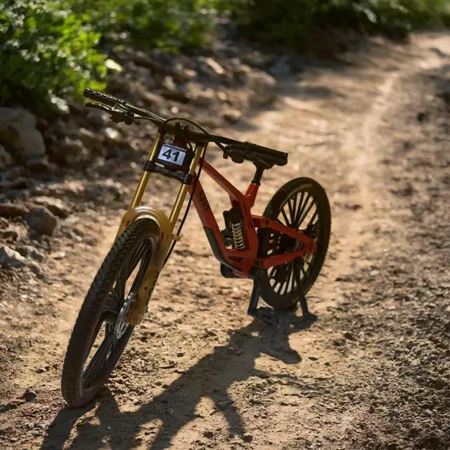 Alt view image 4 of 7 - Générique Miniature Mountain Bike Ornament, Mountain Bike Model with Suspension, Desktop Decoration, Mini Finger Bike, BMX Toys, Finger Mountain Bike, Mini Toy Bike (Red)