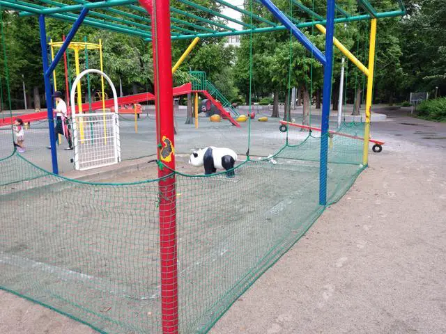 Alt view image 3 of 4 - Heavy-Duty Knotted Netting, 25mm Mesh, Green, Fray-Resistant, Cut-to-Size, Multi-Purpose Net, 39.4 x 78.7 in (1 x 2 m)