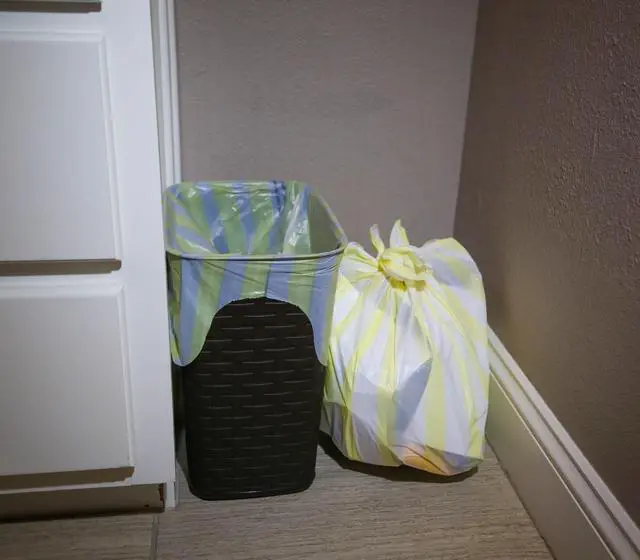Alt view image 4 of 5 - Hero Scent Stripes 4-Gallon, Lemon Scented, Small Flap Tie Trash Bags, 40 Count