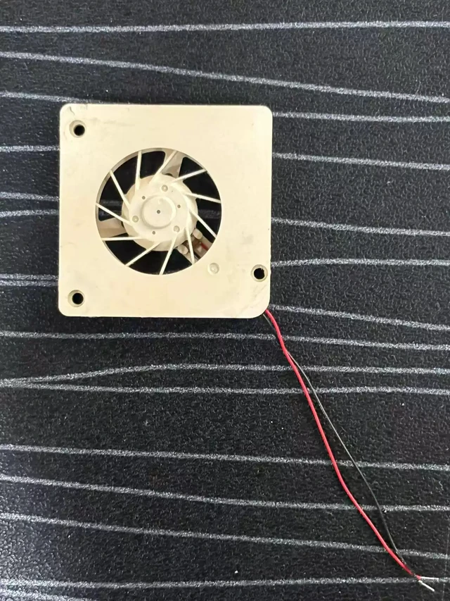 Alt view image 4 of 6 - UB5U4-702 3cm (30mm) blower, dimensions 30x30x4.5mm, DC 5V, centrifugal fan, respirator cooling fan