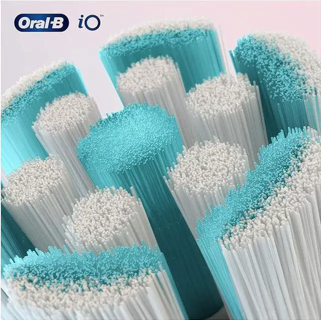 Alt view image 4 of 7 - Têtes de brosse à dents électriques Oral-B iO Gentle Cleaning blanches (4 pièces)