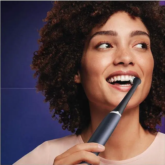 Alt view image 2 of 7 - Têtes de brosse à dents électriques Oral-B iO Gentle Cleaning blanches (4 pièces)