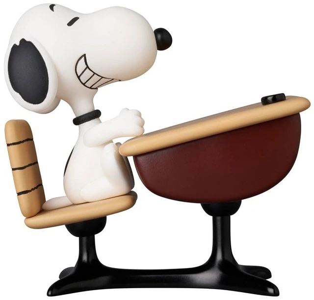 Main image of UDF Snoopy with Desk - Peanuts Series 18