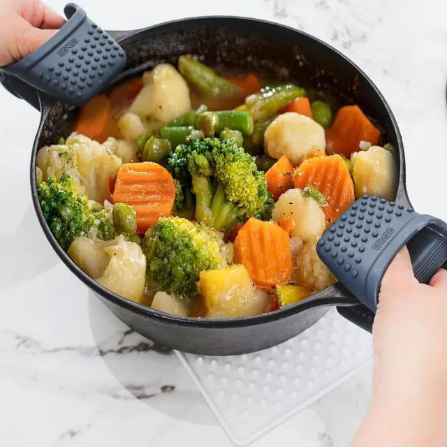 Alt view image 6 of 7 - PinchMitt Silicone Oven Mitt - Single Heat Resistant Glove to 450°F, Non-Slip Grip, Dishwasher Safe, Gray