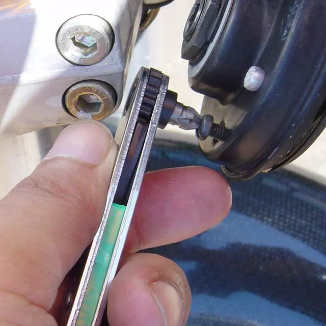 Alt view image 2 of 7 - Ultra Low Profile Offset Ratcheting Screwdriver 90 Degree Angled For Tight Area (Magnetic 2 Bits Set) Straight Flathead, Green