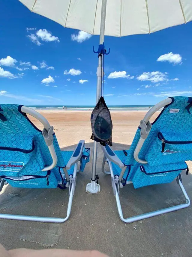 Alt view image 7 of 7 - Beach Umbrella Hanging Hook,4-prongs Plastic Umbrella Hook Hanging for Towels /Hats/Clothes/Camera/Sunglasses/ Bags,Fit for Beach,Camping Trips Blue