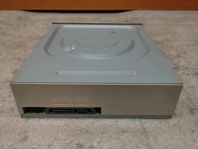 Alt view image 4 of 4 - anicorn iHAS124 24x Multi-Recorder DVD RW (R DL)/CD-RW SATA Desktop Drive