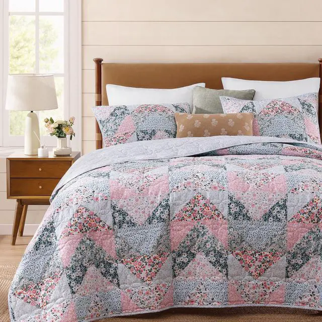 Main image of BLOOMHAVEN Quilt Set Queen Size, Patchwork Pink Floral Quilt Sets, Reversible Bedspread Lightweight and Breathable for All Seasons, Soft Quilted Bedspread with 2 Pillow Shams