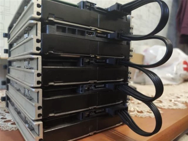 Alt view image 4 of 7 - 5pcs/lot 1X 4Pin to 5X 15Pin IDE SATA Hard Drive Power Splitter Cable Cord Adapter