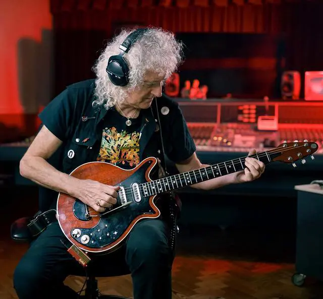 Alt view image 4 of 7 - Brian May Headphone Guitar Amplifier w/ Treble Booster, Stereo Tap-tempo Delay, Chorus, Phase, and Rhythms