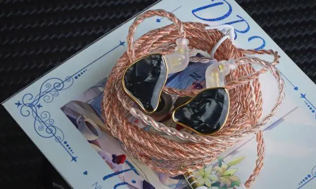 Alt view image 7 of 7 - DB2 Black with Mic 1DD+1BA Hybrid Wired IEM 3.5mm 0.78 2Pin | 1DD+1BA hybrid titanium graphene driver, resin aluminum panel, 0.78mm 2Pin detachable cord, HD inline microphone