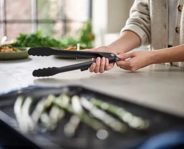 Alt view image 2 of 3 - Duo Lockable Tongs Hygienic with Integrated Tool Rest & Non-Slip Feet, Suitable for Non-Stick Cookware, Heat-Resistant, BPA Free