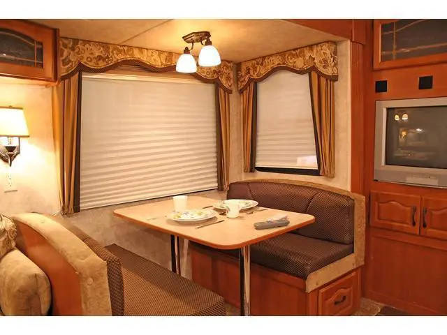 Alt view image 3 of 4 - 404L Locking Cantilever TV Wall Mount 25" arm